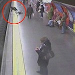 نجات زنی که در مادريد روی ريل مترو افتاد